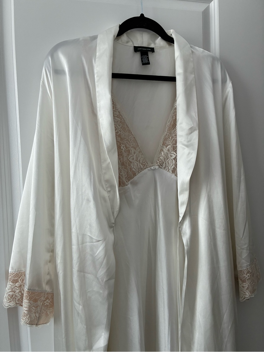 2-Piece Jones New York L/XL White Satin & Lace Robe and Nightgown Set